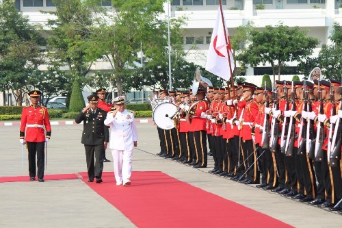 タイ国軍の出迎えを受ける河野統幕長