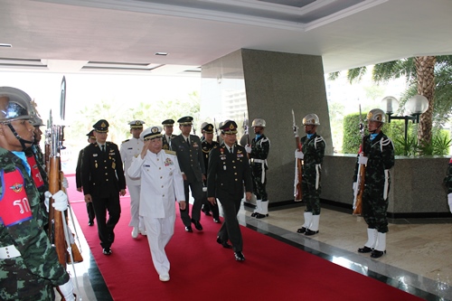 タイ国軍の出迎えを受ける河野統幕長