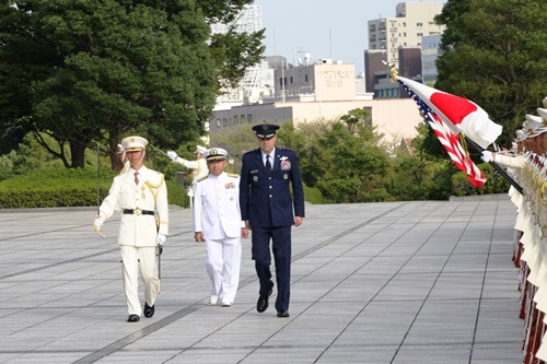 儀じょうを巡閲するマルティネス在日米軍司令官