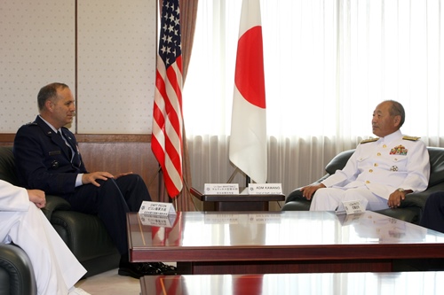 河野統幕長とマルティネス司令官との懇談