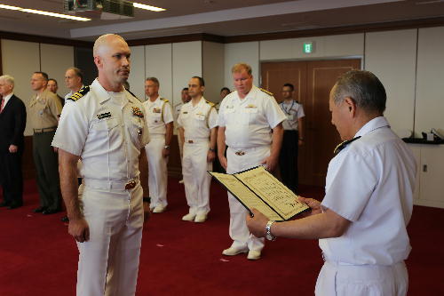 コイ海軍中佐への感謝状贈呈