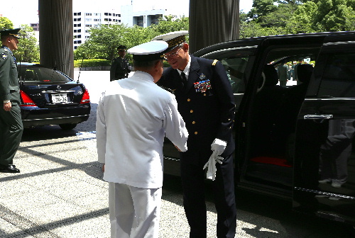 メルシエ司令官を出迎える河野統幕長