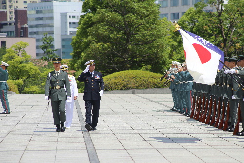 儀じょう隊を巡閲するメルシエ司令官