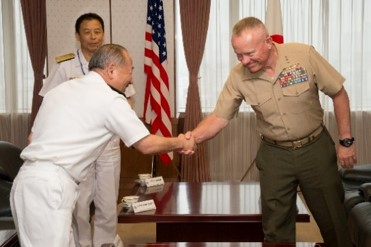 統合幕僚長と握手するニコルソン第３海兵機動展開部隊司令官