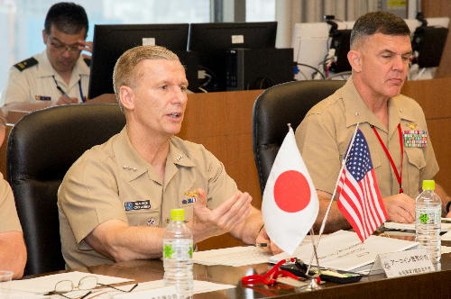 会議において発言するアーコイン第７艦隊司令官