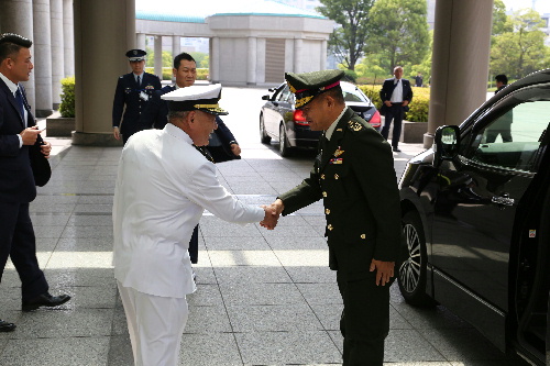 スリワン タイ王国国軍司令官を出迎える河野統合幕僚長