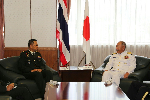 河野統合幕僚長と懇談するスリワン タイ王国国軍司令官