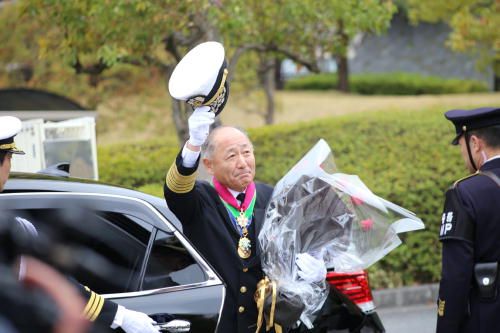 河野統合幕僚長離任帽振れ
