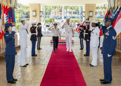 米インド太平洋軍司令部を訪問し、栄誉礼・儀仗を受ける統合幕僚長