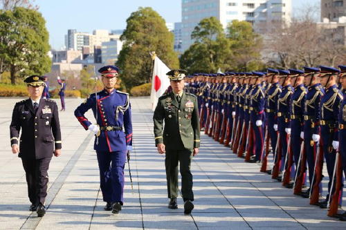 儀じょう隊を巡閲するフィリピン 共和国軍参謀総長ノエルＳ．クレメント陸軍大将