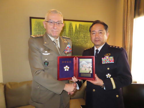 ＥＵ軍事委員長グラチアーノ陸軍大将