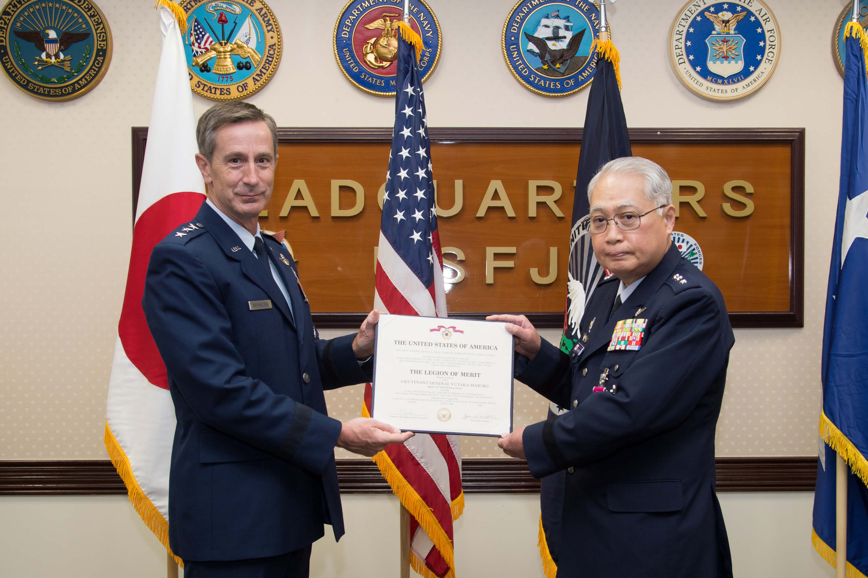 ケビン・シュナイダー空軍中将と増子豊空将