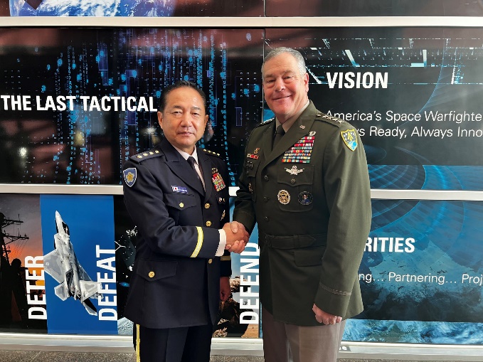 米宇宙軍を訪問、ディキンソン司令官とのツーショット