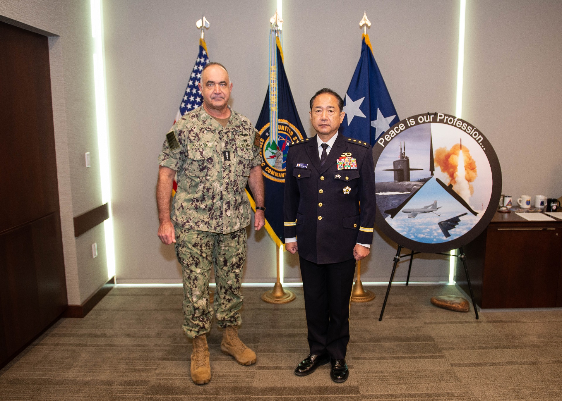 米戦略軍を訪問、リチャード司令官とのツーショット