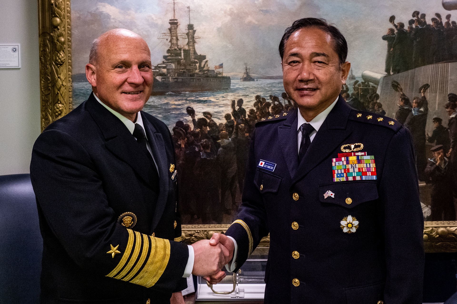 ワシントン訪問、ギルディ米海軍作戦本部長とのツーショット