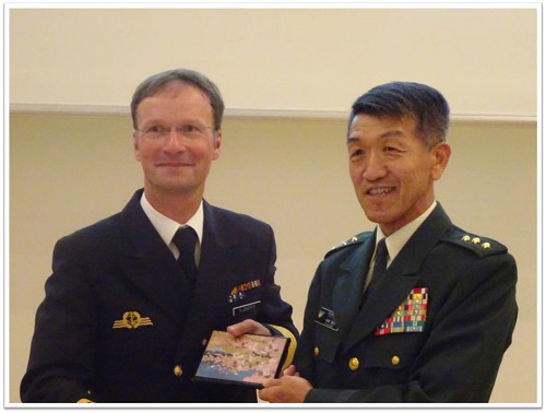 Presentation of memento to the briefer of Federal Ministry of Defence