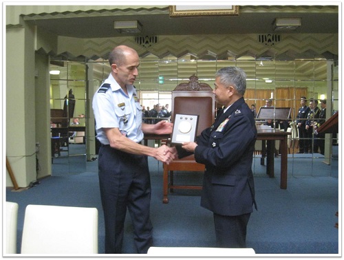 Gift exchange at the headquarters of Air Force command