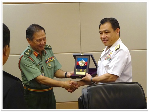 Gift Exchange at the Malaysian Armed Forces Headquarters