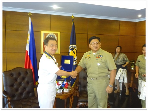 海軍司令部：海軍副司令官とのギフト交換