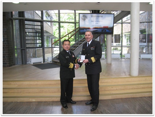 ＢＷドイツ軍/連邦軍＊ドイツ連邦軍指揮幕僚大学校額（実物） 各課室紹介：教育課【現地研修（国外）】 | 統合幕僚学校