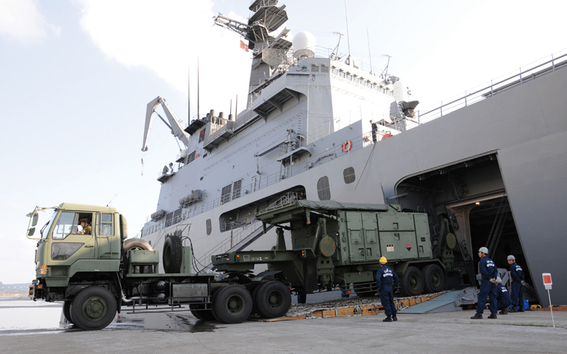 ＰＡＣ－３を輸送する輸送艦「おおすみ」