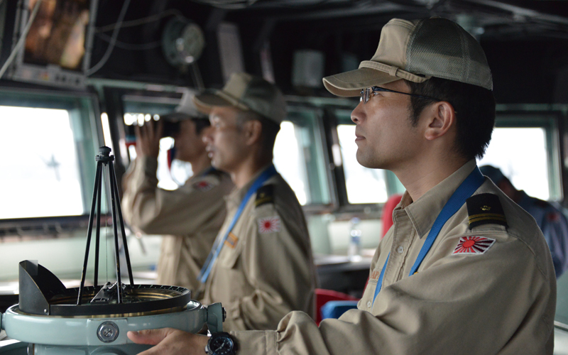 監視中の護衛艦艦橋