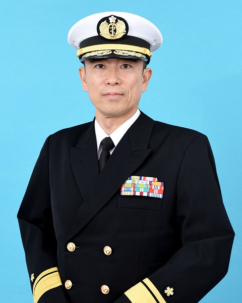 開発隊群司令　長通将補
