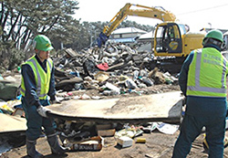 被災地に入り、瓦礫撤去作業を行う隊員たち