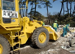 被災地に入り、瓦礫撤去作業を行う隊員たち