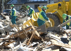 被災地に入り、瓦礫撤去作業を行う隊員たち