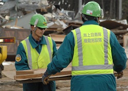 被災地に入り、瓦礫撤去作業を行う隊員たち