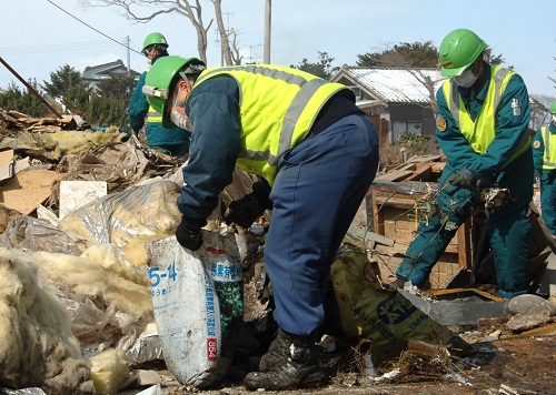 被災地に入り、瓦礫撤去作業を行う隊員たち
