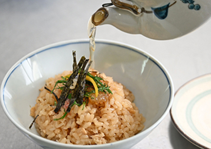 鯛茶漬け エメラルダス 8/10の朝メシは昨夜昆布締めにしておいた鯛を出汁茶漬けに。昨日