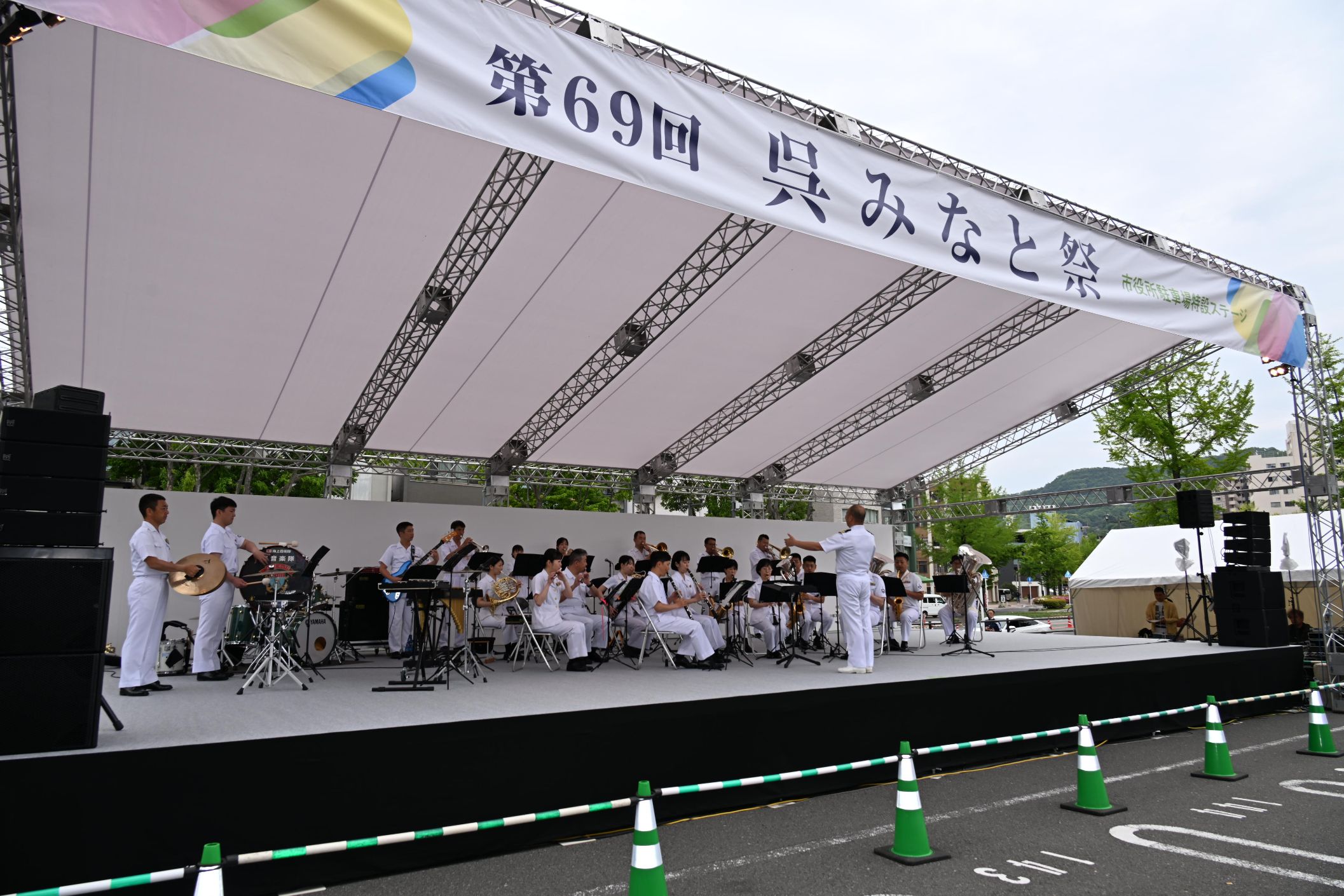ステージ演奏を行う呉音楽隊