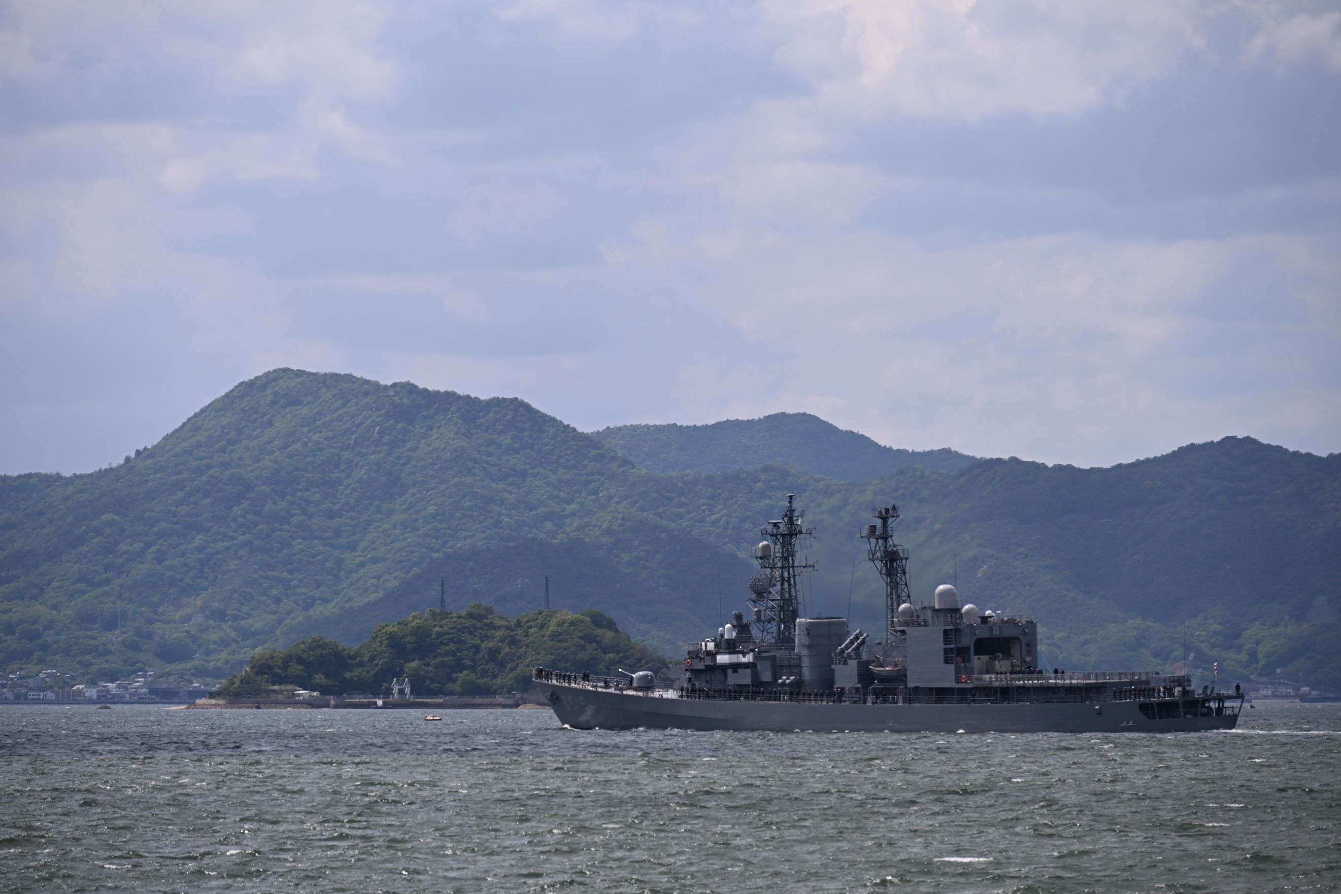 出港する練習艦「やまぎり」