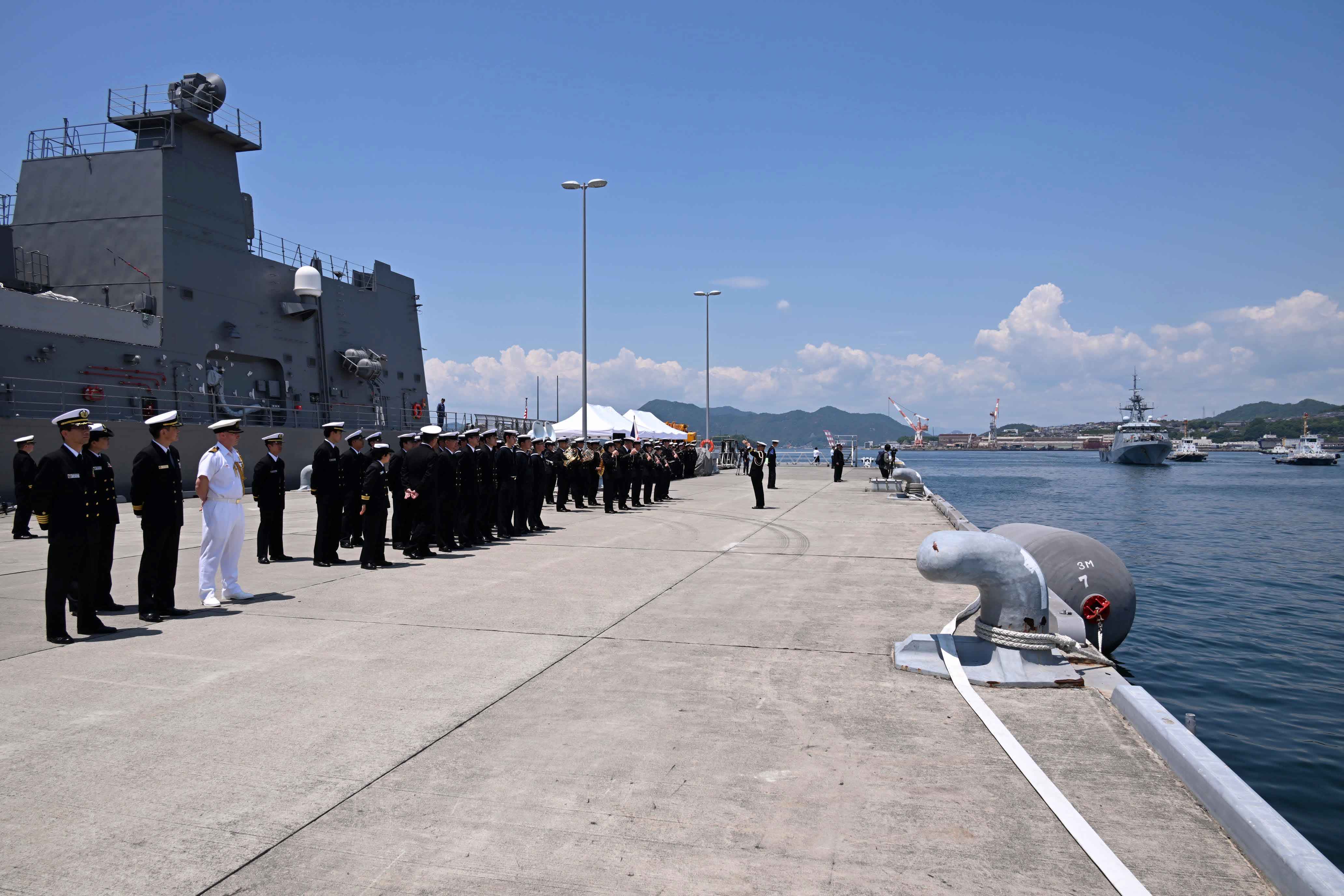 入港する「スペイ」を出迎える海上自衛隊の隊員たち