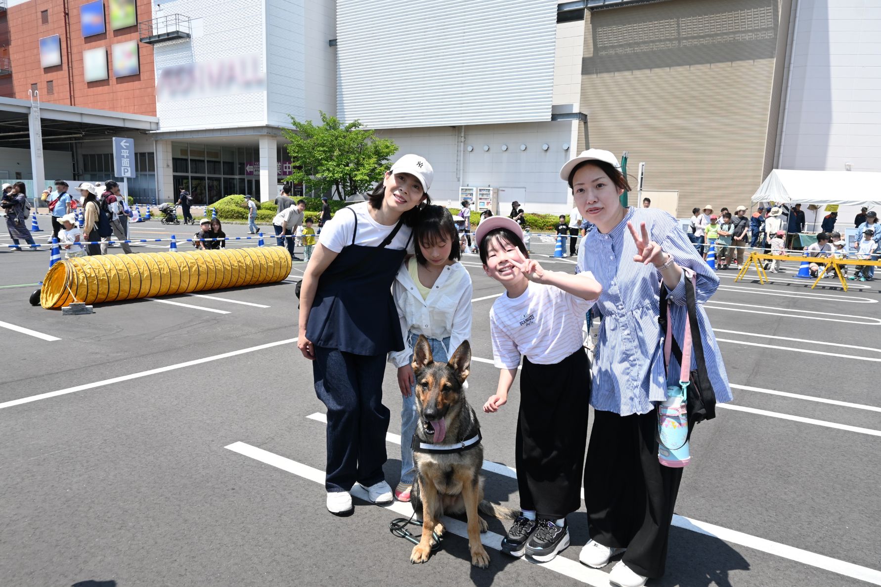 訓練展示を見学してくださったご家族と記念撮影1