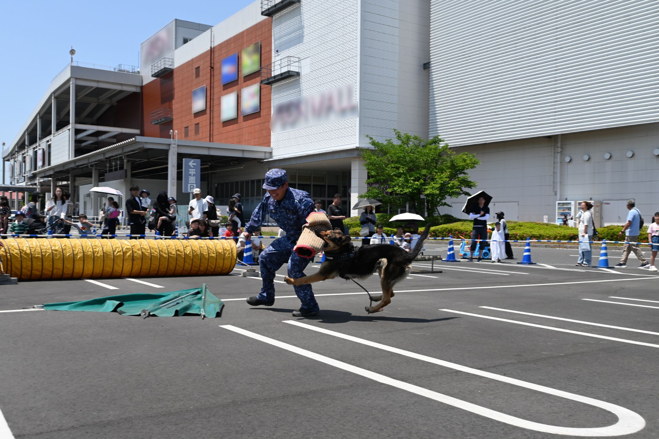 不審者役の隊員に激しく抵抗されても放しません