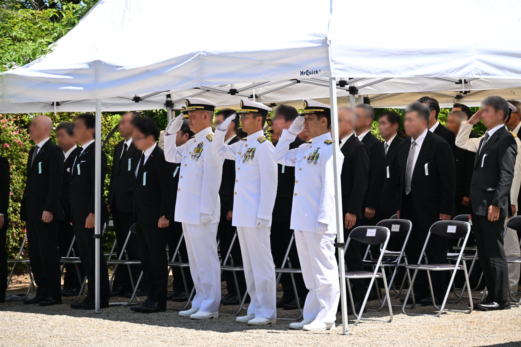 国旗掲揚(敬礼する呉地方総監等)