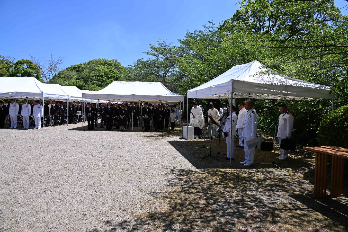 参列者による黙祷