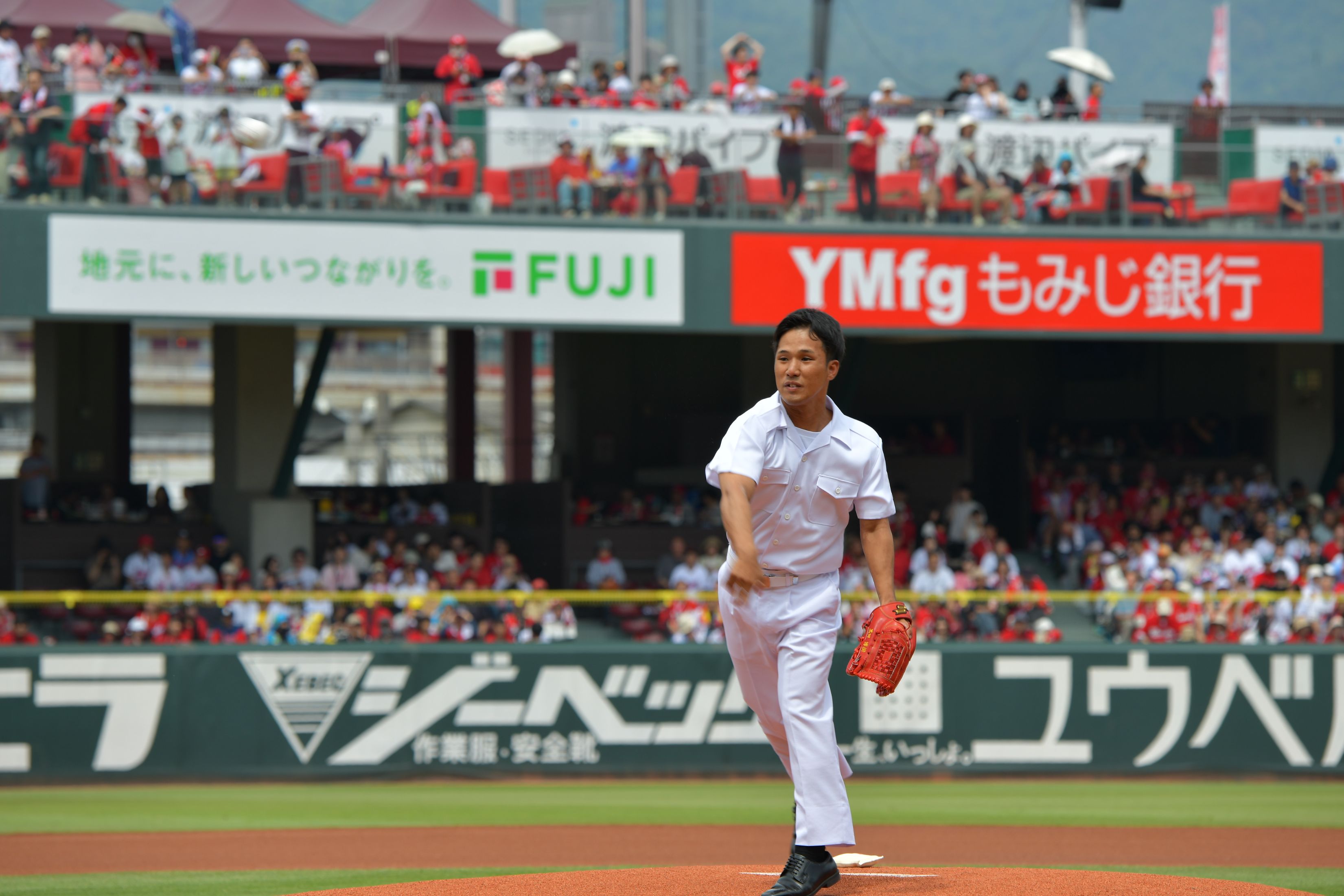 始球式で投球する護衛艦「とね」吉田澪平3等海曹