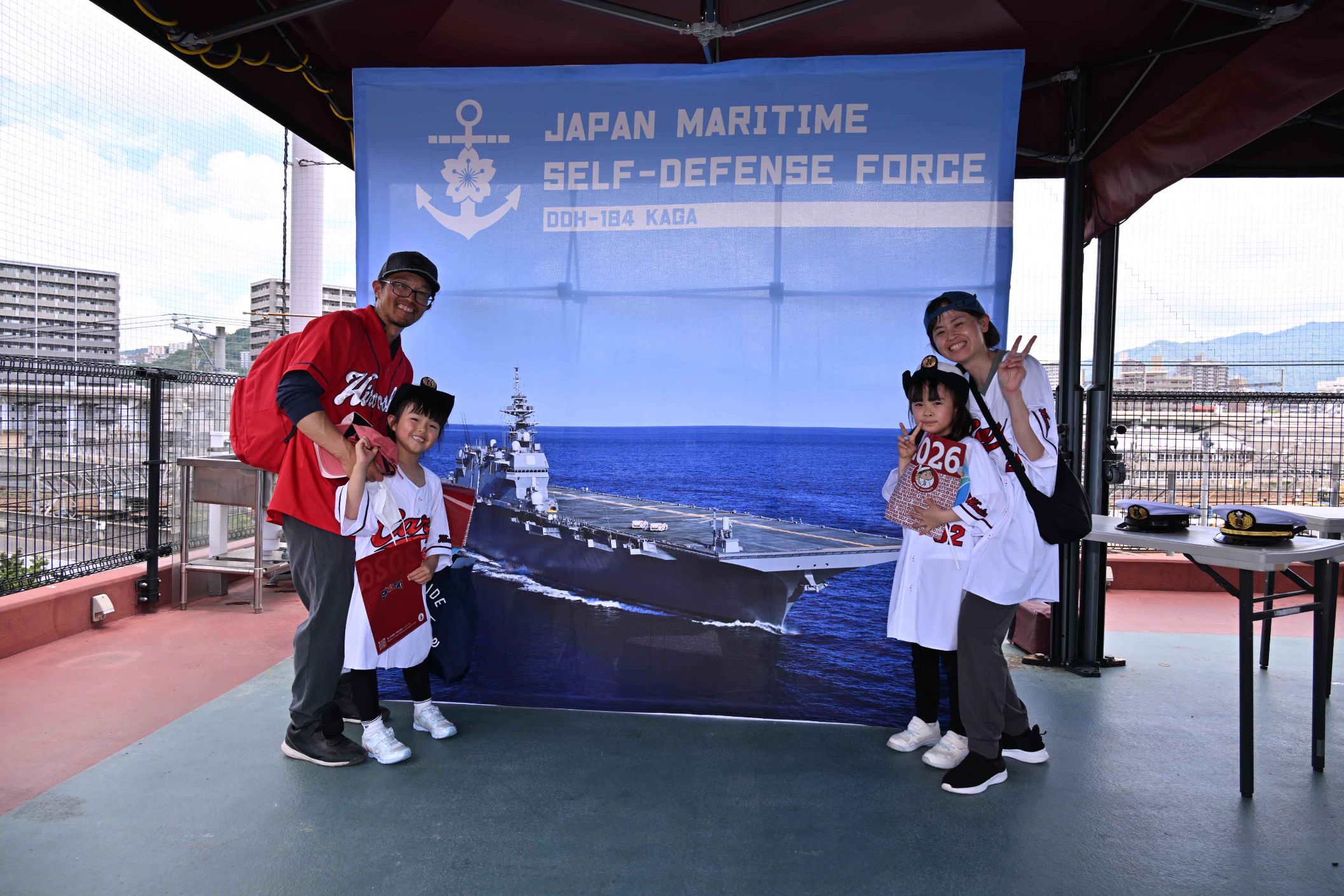 護衛艦「かが」のパネルの前で記念撮影!2