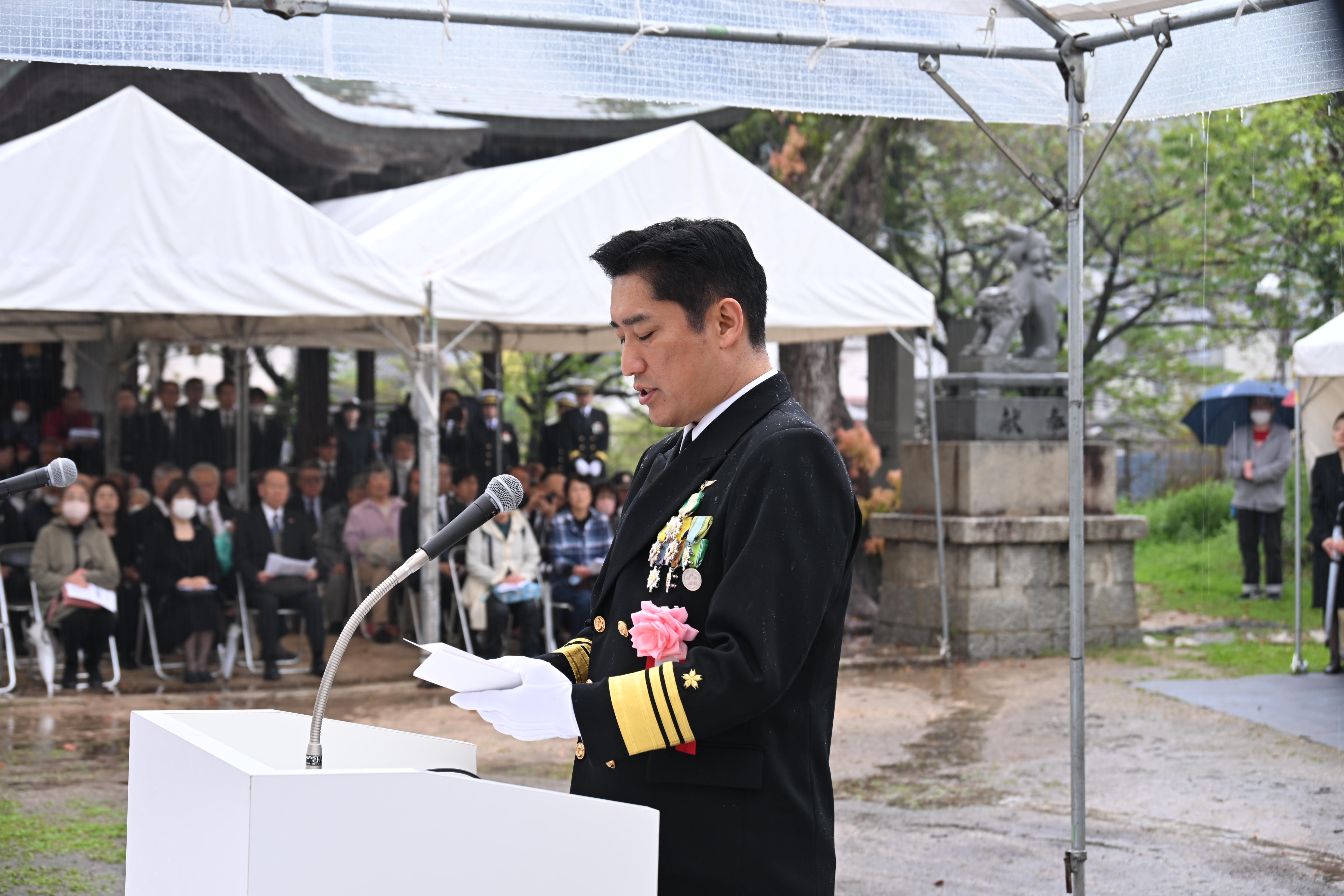 防衛大臣から寄せられたメッセージを代読する呉地方総監