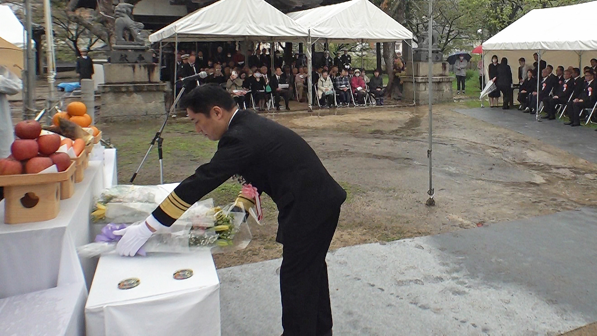 呉地方総監による献花