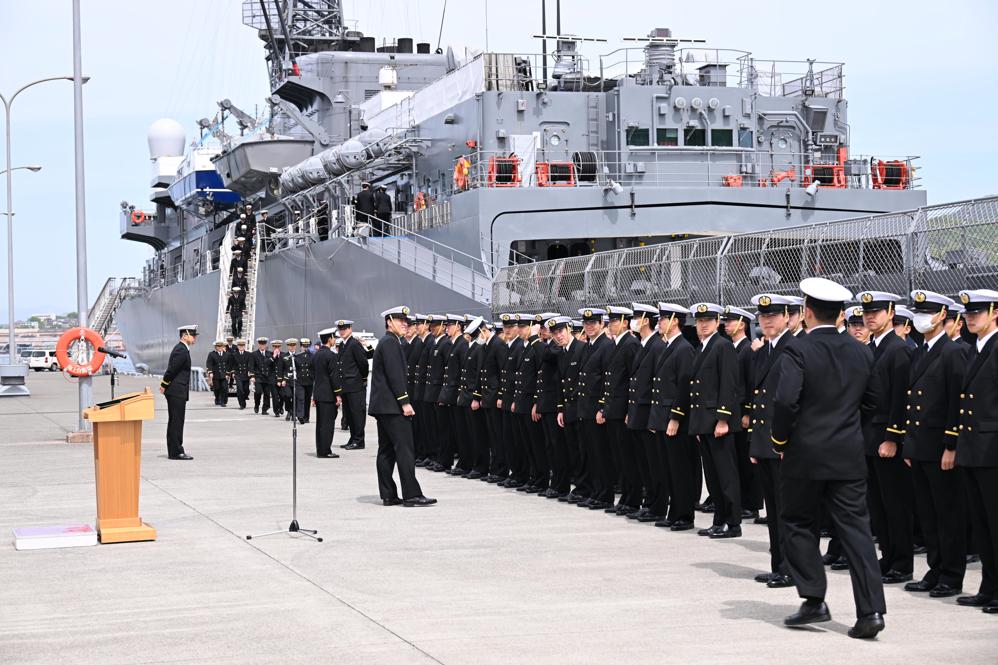 艦艇から降りて列を整える実習幹部