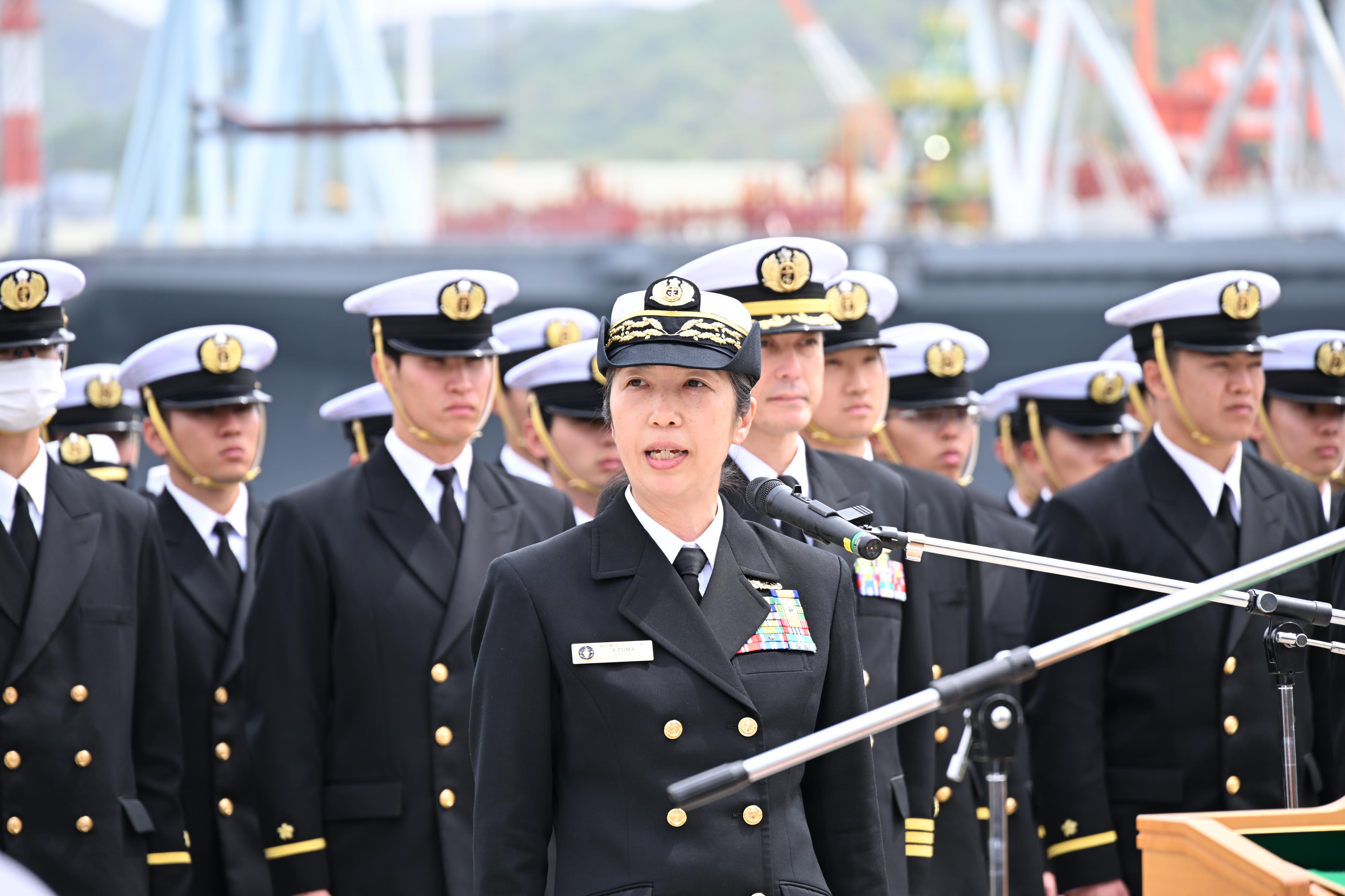 入港のあいさつを行う練習艦隊司令官 東海将補