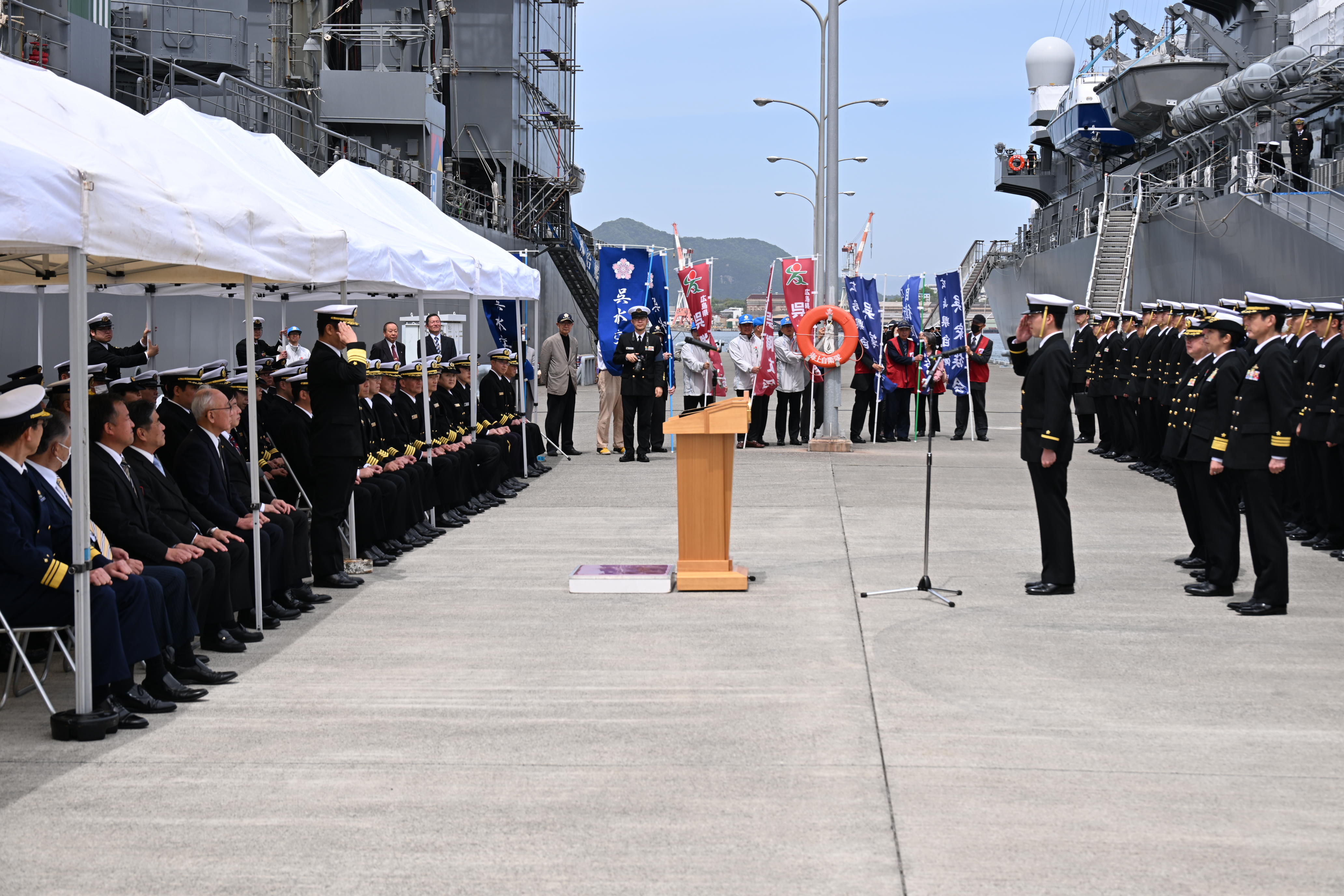 練習艦隊を出迎える呉地方総監