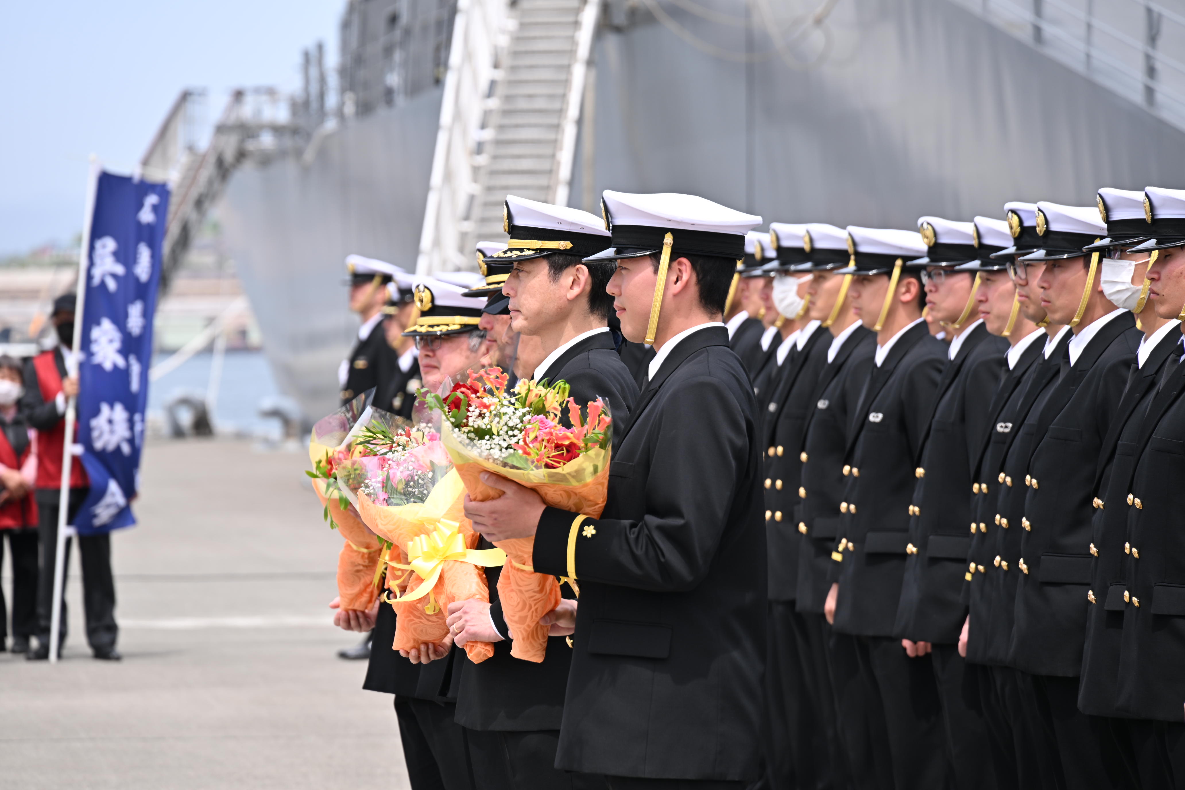 花束を手にする艦長および実習幹部代表