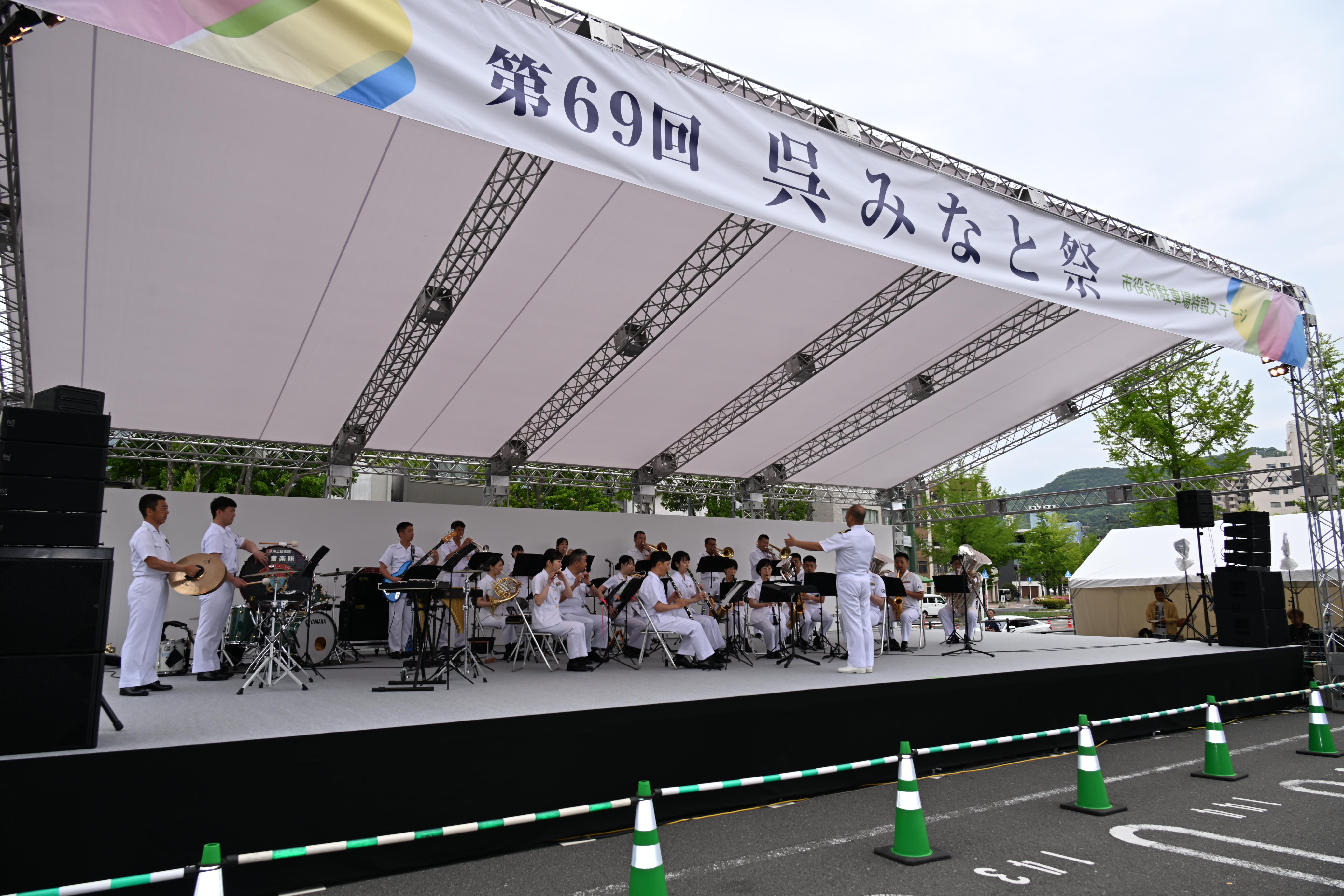 ステージ演奏を行う呉音楽隊
