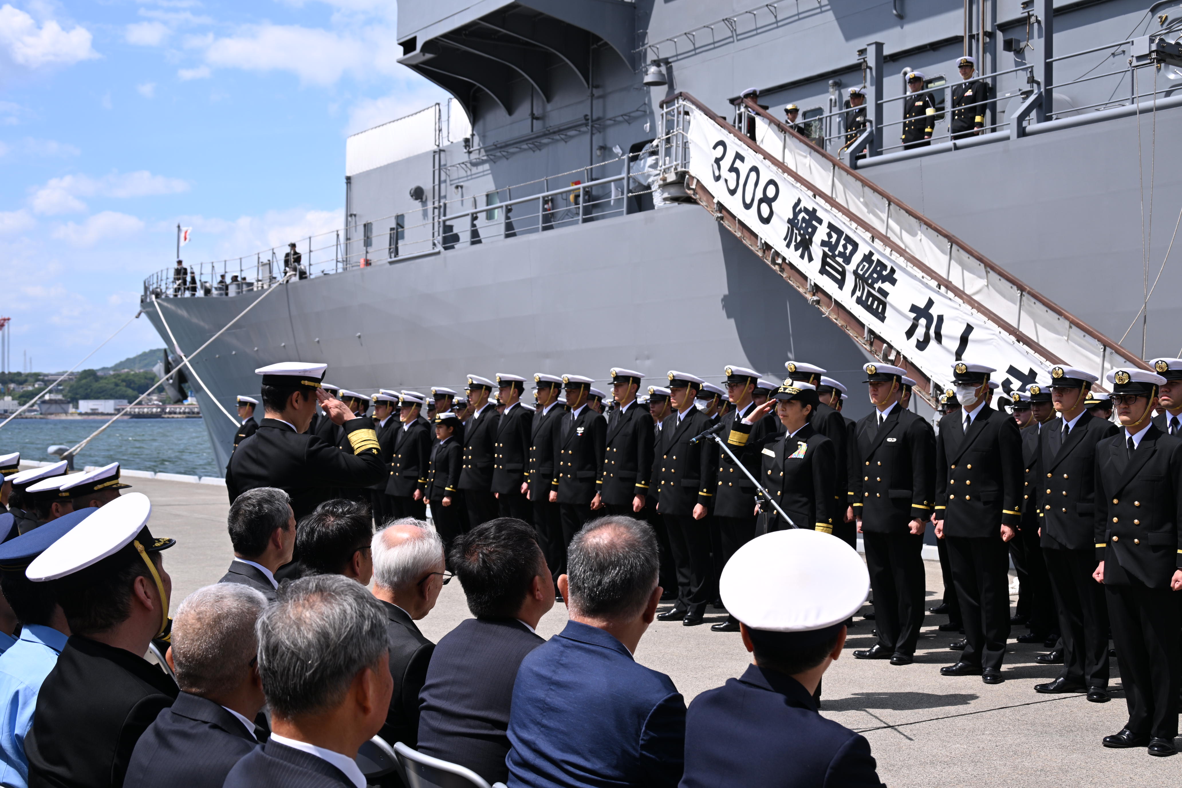 敬礼を交わす呉地方総監と練習艦隊司令官 東海将補